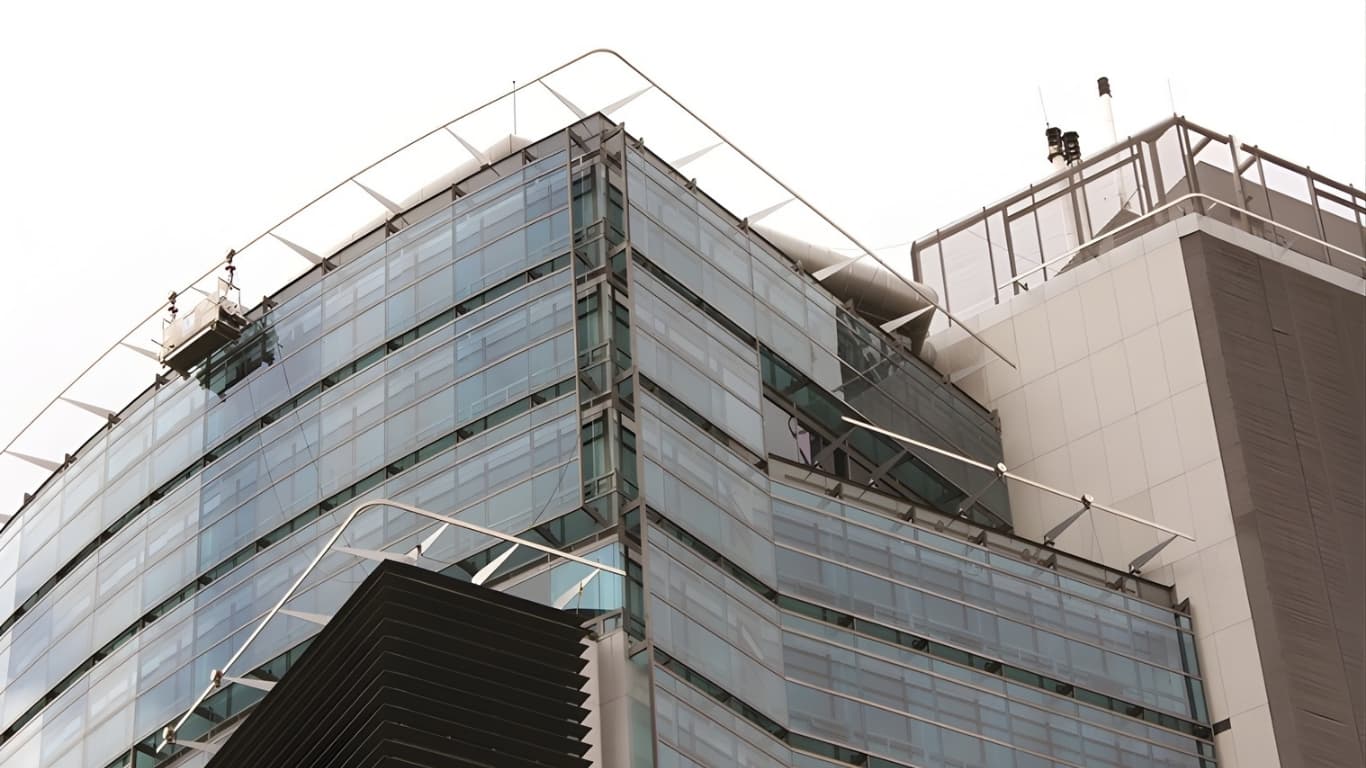 Facade access team at work